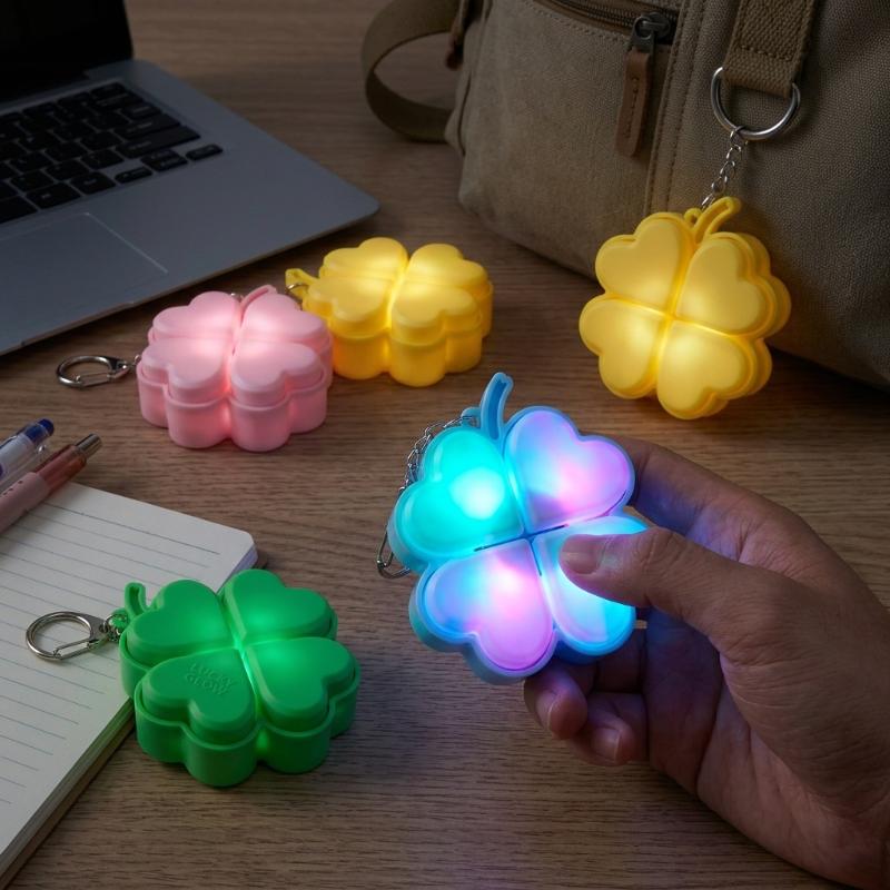 Kid Toys Ads - 【AD】พวงกุญแจ LED รูปใบโคลเวอร์สี่แฉกนำโชค ปุ่มกดได้ ของเล่นคลายเครียด จี้ห้อยกระเป๋า
